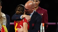 FIFA ने महिला वर्ल्ड कप फाइनल के बाद जेनी हर्मोसे को किस करने पर स्पेनिश फुटबॉल अध्यक्ष लुइस रुबियल्स को किया निलंबित