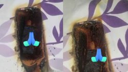 बेड पर रखकर फोन चार्ज कर रहा रहा था शख्स, हुआ बुरा हाल ; देखिए ये डरा देने वाला वीडियो