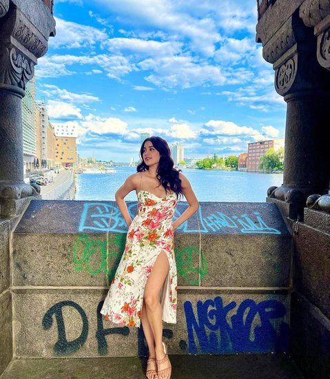 Jhanvi Kapoor Look