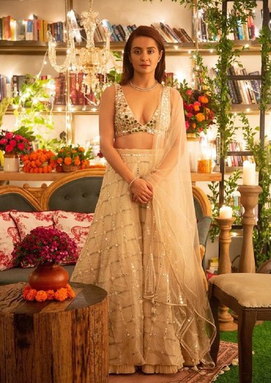 Surveen Chawla in lehanga