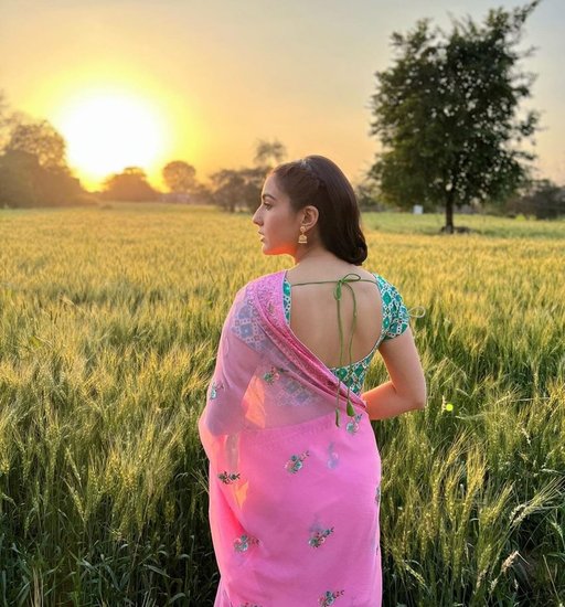 Sara Ali Khan pink saree