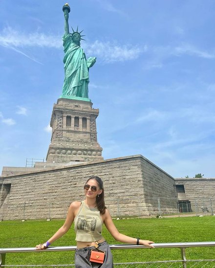 anushka sen with Statue of Liberty