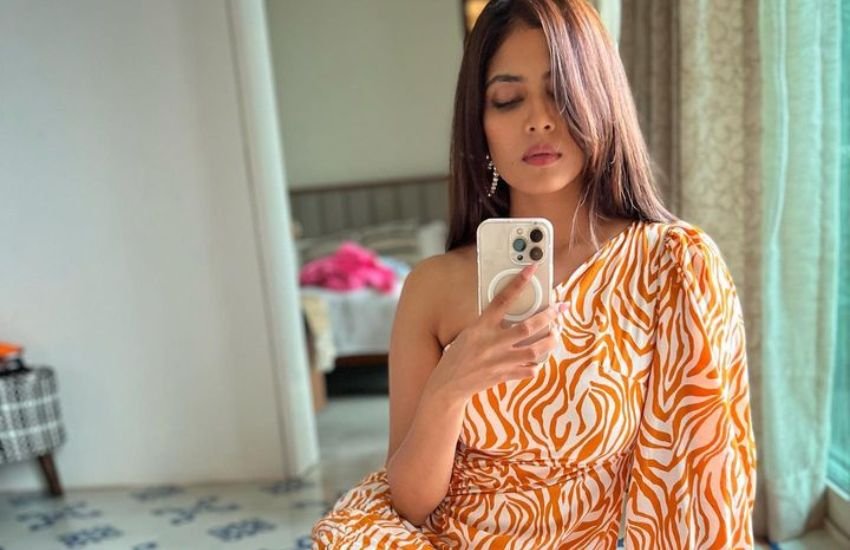 South Actress Malavika Mohanan Poses in Bikini
