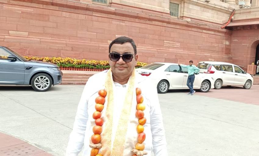 Sushil Gupta tomatoe Garland