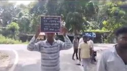 ‘मुझे गोली मत मारो’, गले में तख्ती डालकर थाने पहुंचा बदमाश, यूपी पुलिस ने घोषित किया था इनाम