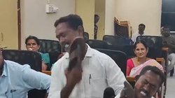 Video: बैठक के बीच खुद को चप्पलों से मारने लगा पार्षद, ये है वजह