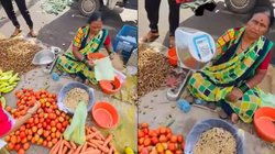 क्या आपने देखा सब्जी वाली आंटी का स्वैग, वायरल हो रहा पेमेंट लेने का तरीका