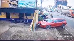 चलती गाड़ियों के बीच सड़क पर आ गिरा प्लेन, गिरते ही लगी आग; देखिए वीडियो