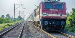 संपर्क क्रांति एक्सप्रेस में BHU के रिटायर प्रोफेसर और उनकी पत्नी पर दिल्ली के शख्स ने किया पेशाब, दंपत्ति उसे रोकते रहे मगर…