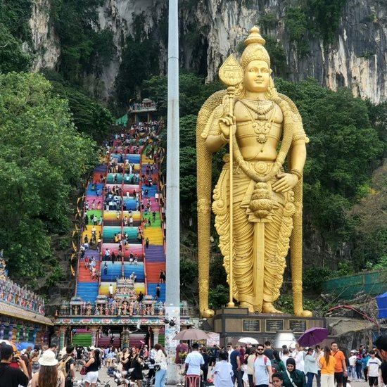छोटे मंदिर भी बने हैं। (Source: @jens_lizzard/instagram) batu cave temple malaysia