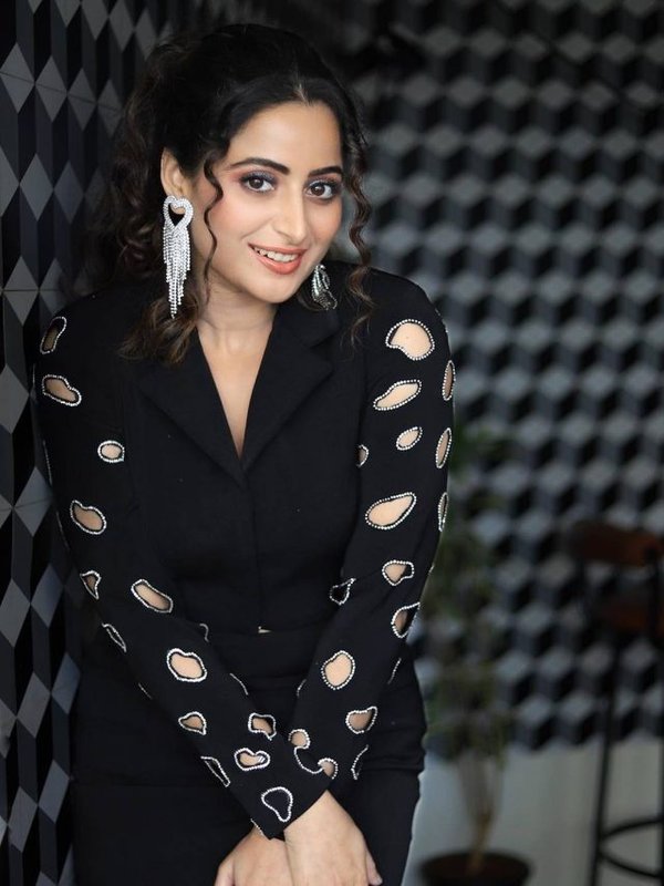 AISHWARYA SHARMA RETRO LOOK