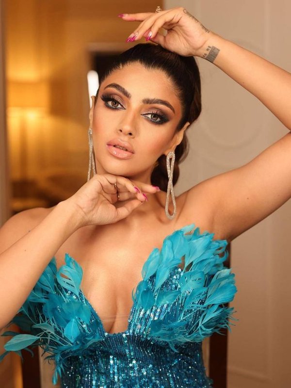 AKANKSHA PURI IN FEATHER DRESS STYLE