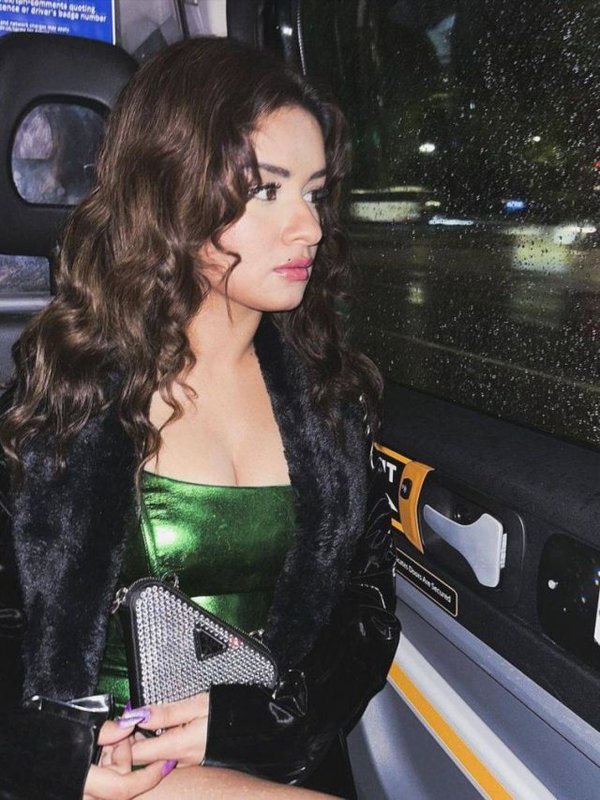 Avneet Kaur in London (2)