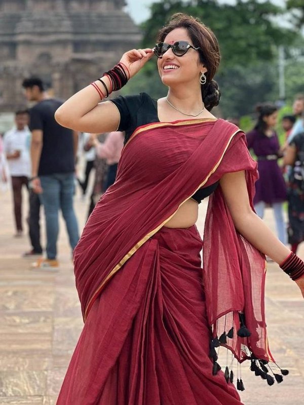 DEEPIKA SINGH SAREE LOOK