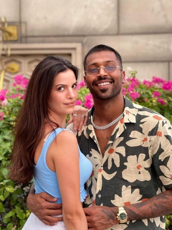 Hardik Pandya romantic Photos With Wife (5)