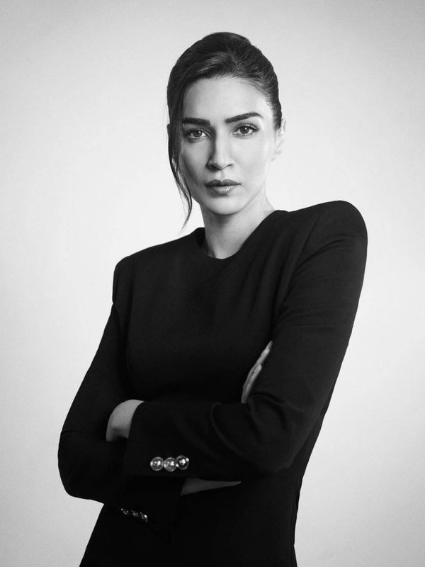 KRITI SANON SIZZLING LOOK