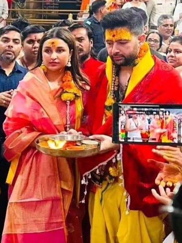 PARINEETI CHOPRA RAGHAV CHADHA UJJAIN MAHAKAL KE DARBAR