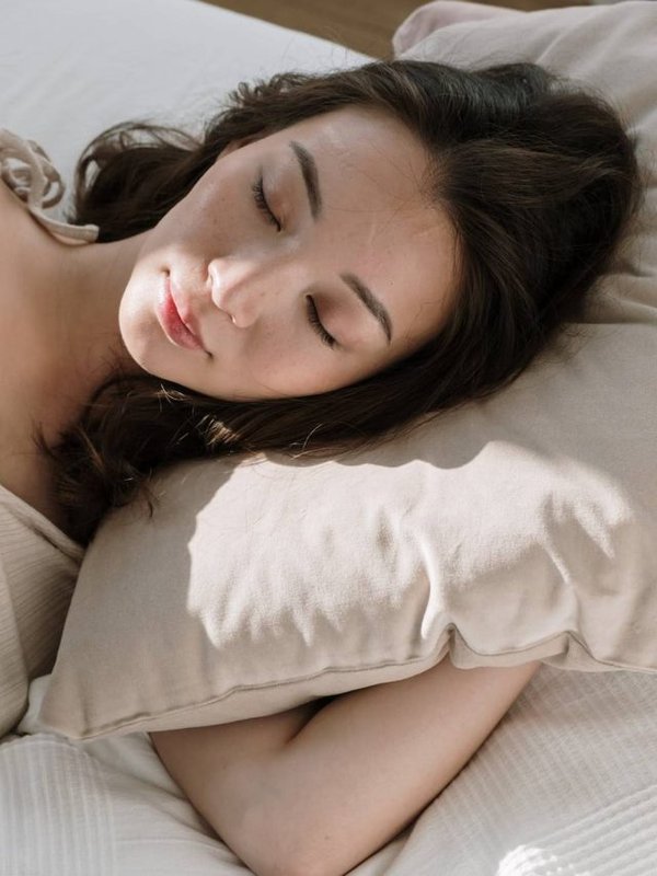 SLEEPING WITHOUT PILLOW BEENFITS