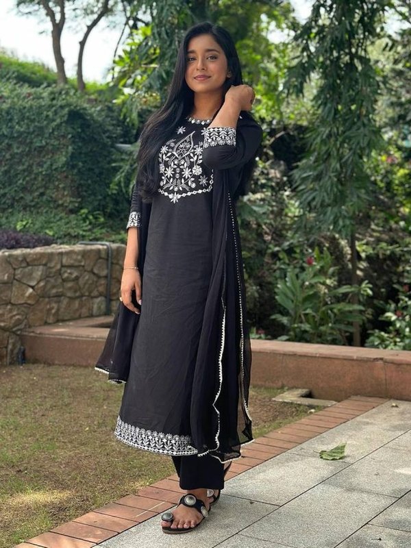 SUMBUL TOUQEER IN SAADGI LOOK