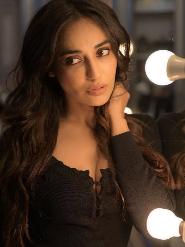 SURBHI JYOTI - SHOKH ADAYEN