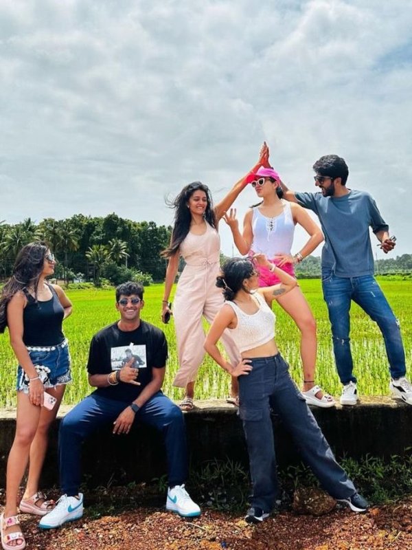 Sara Ali Khan s fun with friends (3)