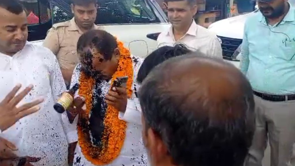 Ghosi Bypoll 2023 | dara singh chauhan | ink thrown dara singh chauhan