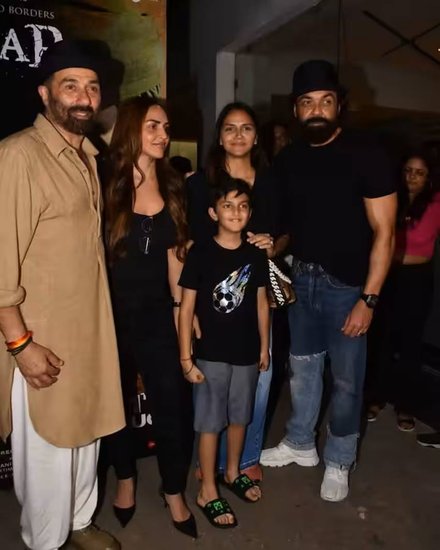 Esha and Aahna with Sunny and Bobby Deol
