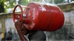LPG Cylinder Price: मोदी सरकार ने दी आम जनता को बड़ी सौगात, घरेलू गैस सिलेंडर हुआ 200 रुपये सस्ता