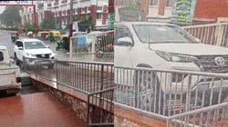 मंत्री जी को पकड़नी थी ट्रेन तो कार से सीधे प्लेटफॉर्म पर पहुंचे, वायरल तस्वीर पर लोग कर रहे खिंचाई