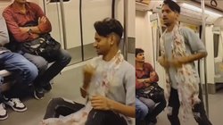 दिल्ली मेट्रो: ‘चोली के पीछे क्या है’ गाने पर डांस कर रहे लड़के से यात्रियों ने की पोल डांस की डिमांड, वीडियो वायरल