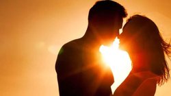 प्रेमिका ने किया इतनी जोर से Kiss कि बहरा हो गया प्रेमी, पूरी खबर पढ़ रह जायेंगे हैरान