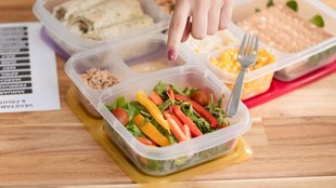 Plastic containers and food safety, Types of plastics for food storage, Alternatives to plastic food containers, Glass containers for food storage
