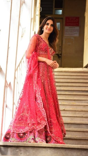 vaani kapoor red lehenga