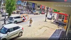 Rajasthan: हनुमानगढ़ में कार ड्राइवर ने महिला को बोनट पर आधा KM तक घसीटा, बचाने के लिए पीछे भागे लोग तो बढ़ा दी स्पीड