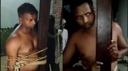 Video: लकड़ी के साथ आपत्तिजनक हालत में पकड़ा गया दरोगा, ग्रामीणों ने कपड़े उतार खंबे से बांधा