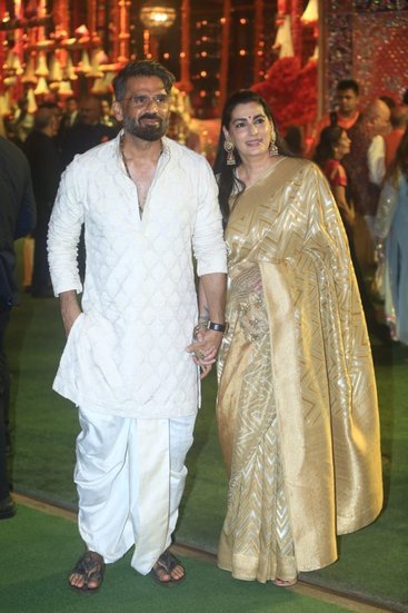 Suneil Shetty with his wife