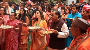 Mukesh Ambani Ganesh Chaturthi | Ambani Family Ganpati | Mukesh Ambani