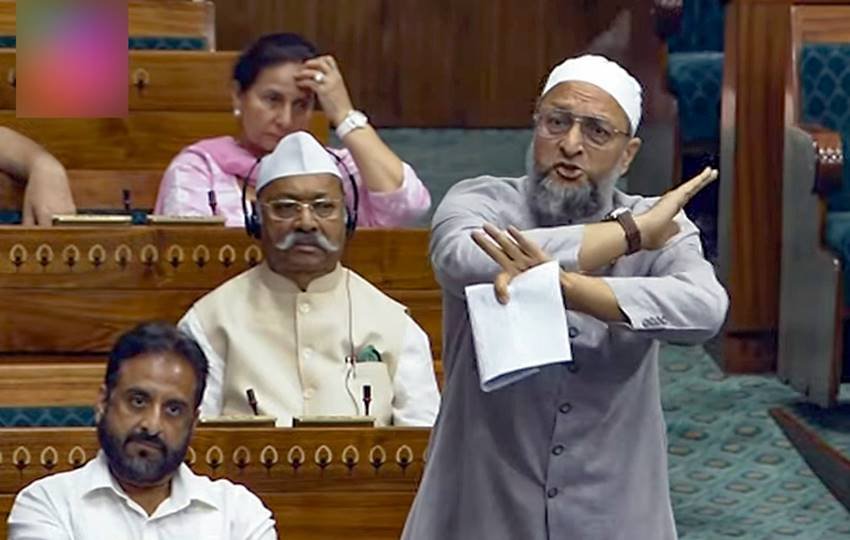महिला आरक्षण विधेयक के विरोध में असदुद्दीन ओवैसी में अपने कई तर्क रखे। सोशल मीडिया में एक तबका उनके स्टैंड का काफी तारीफ भी कर रहा है। हालांकि प्रशंसा और निंदा के साथ ही असदुद्दीन ओवैसी मीडिया और सोशल मीडिया में चर्चा का विषय बन चुके हैं। (Photo:ANI)