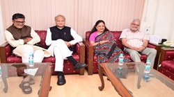 राजस्थान के सीएम अशोक गहलोत से भाजपा नेता वसुंधरा राजे ने की मुलाकात, सोशल मीडिया पर लगे ऐसे कयास
