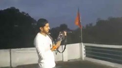 घर पर लगा BJP का झंडा और छत पर फायरिंग करता शख्स, भाजपा नेता के भाई का वीडियो वायरल