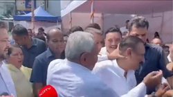 बिहार सीएम नीतीश कुमार ने मीडिया के सामने क्यों पकड़ ली अपने ही मंत्री की गर्दन, देखिए वीडियो