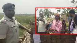 गाजे बाजे के साथ कुर्की का नोटिस चिपकाने पहुंची बिहार पुलिस, वीडियो देख लोग पूछ रहे- घर में है ही क्या जो जब्त करोगे?