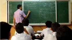 दिल्ली के सरकारी स्कूल का मामला: क्लास के दौरान खिड़की से बाहर झांक रहा था छात्र, जानिए फिर क्या हुआ