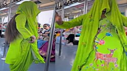 अब मेट्रो में लड़की ने किया ‘देहाती डांस’, वीडियो देख बोले लोग- ऐसे लोगों को कर देना चाहिए बैन
