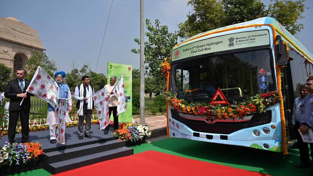First Hydrogen Bus: आ गई देश की पहली ग्रीन हाइड्रोजन बस, हरदीप पुरी ने ...