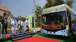 First Hydrogen Bus: आ गई देश की पहली ग्रीन हाइड्रोजन बस, हरदीप पुरी ने दिल्ली में दिखाई हरी झंडी