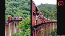 रेलवे पुल पर घूम रहे थे लड़के तभी आ गई ट्रेन, झकझोर देगा ये वायरल वीडियो