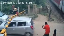 रेलवे फाटक के बैरियर को तोड़ते हुए शख्स भगा ले गया कार, वीडियो देख रह जायेंगे सन्न