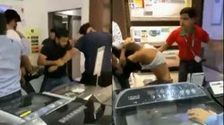 iPhone15 की डिलीवरी में हुई देरी तो ग्राहक ने दुकानदार को पीटा, पुलिस थाने पहुंचा मामला; वीडियो हो रहा वायरल