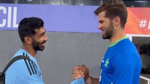 shaheen afridi | jasprit bumrah | shaheen shah afridi congratulates jasprit bumrah | Watch Video | Cricket News | india vs pakistan | IND vs PAK |